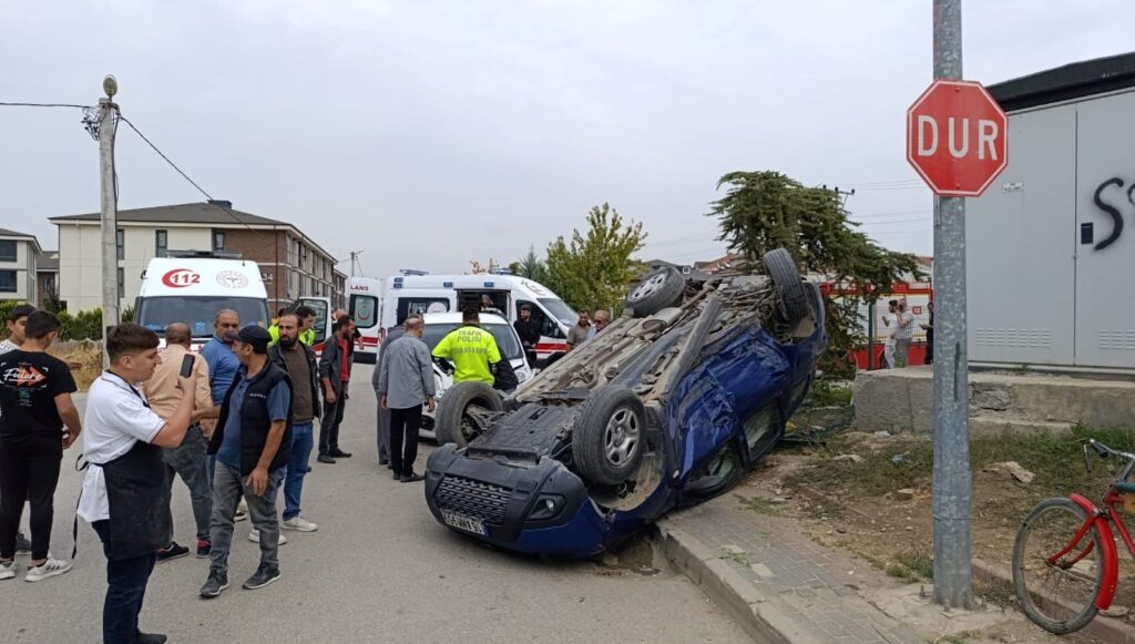 Bursa’da hafif ticari araçla çarpışan cip takla attı: 3 yaralı