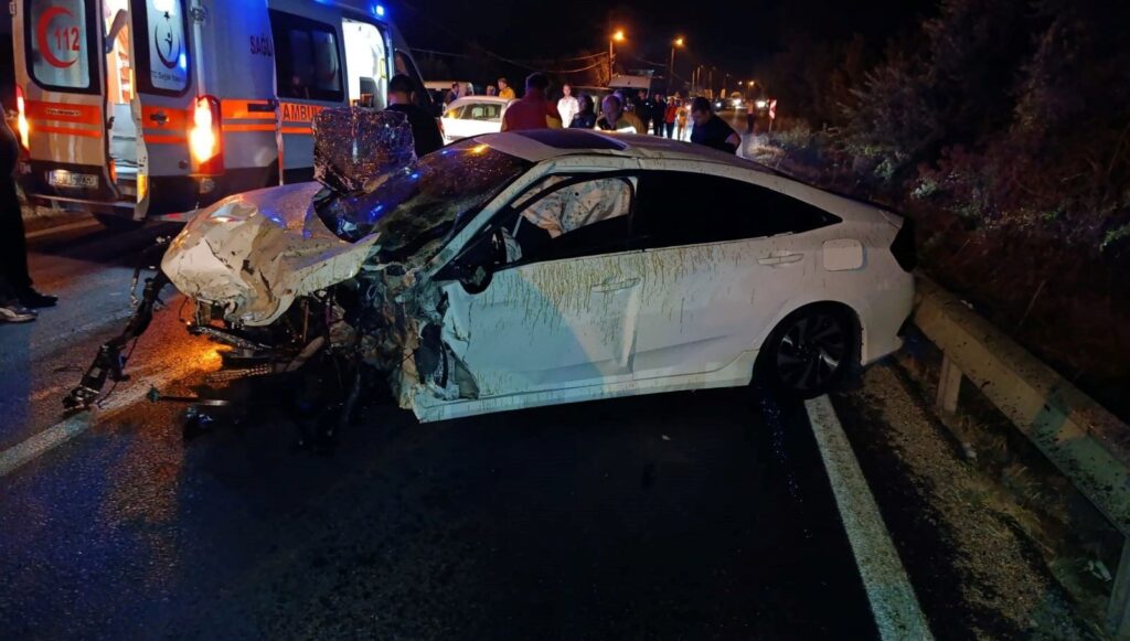 İki otomobil kafa kafaya çarpıştı