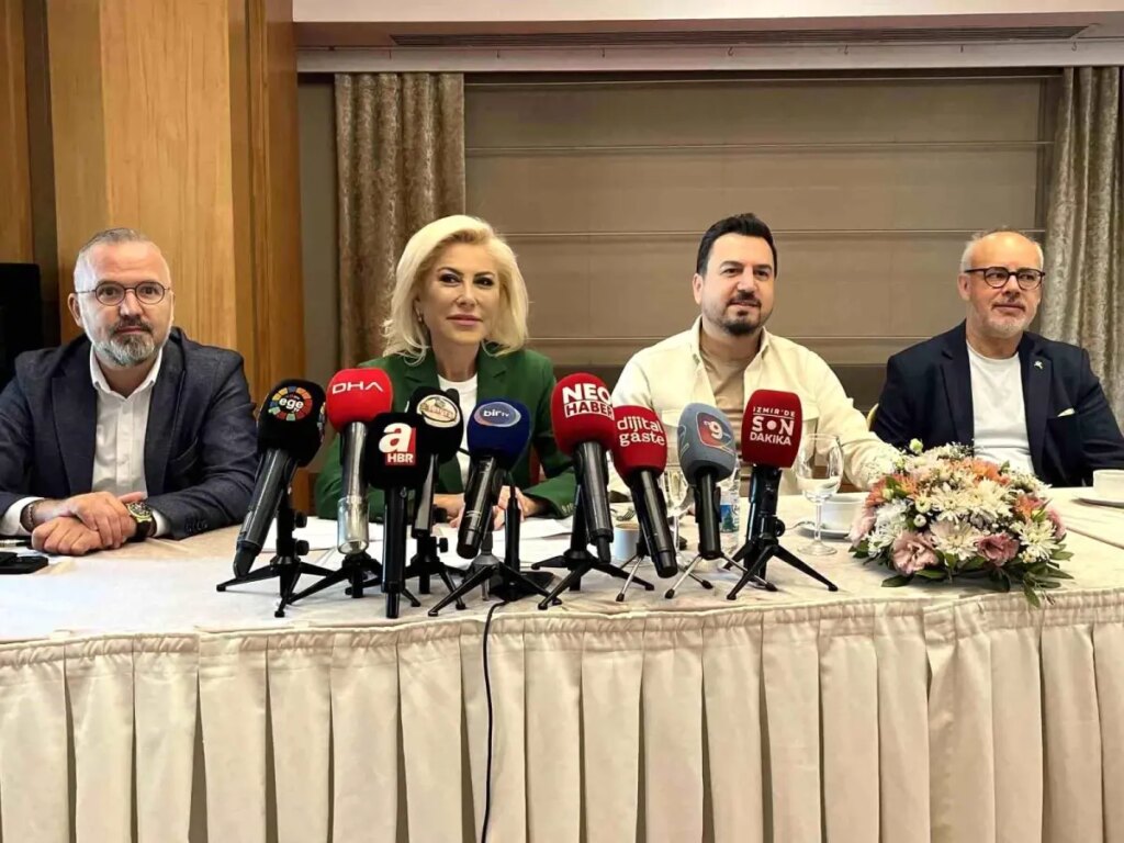 ak parti milletvekili sebnem bursali izmirde basin mensuplari ile bulustu 3y3AjvaN.jpg