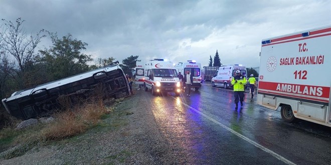 denizlide tur midibusu devrildi 1 olu 32 kisi yaralandi jnJdkiz2.jpg