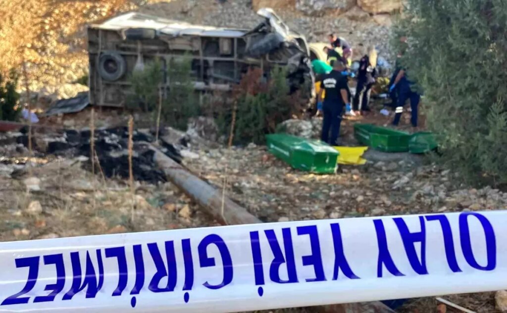 erdemlide tarim iscilerini tasiyan minibusun kazasinda surucu tutuklandi 6HOqBNg1.jpg