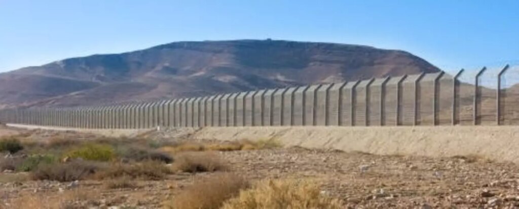 israil ordusu misir sinirinda kacakcilik girisiminde bulunan bir kisiyi oldurdu 8TYKreKi.jpg