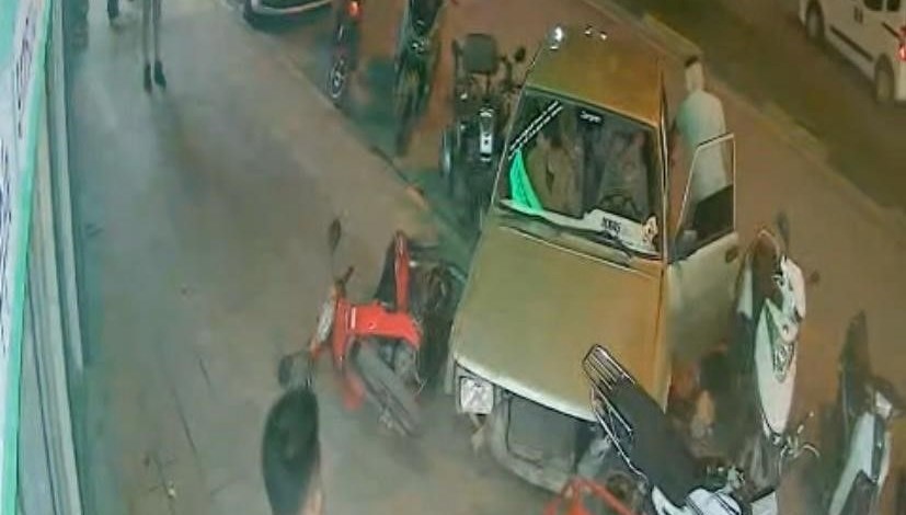 kaza yaptiklari araci birakip kactilar 8RZOOBKv.jpg