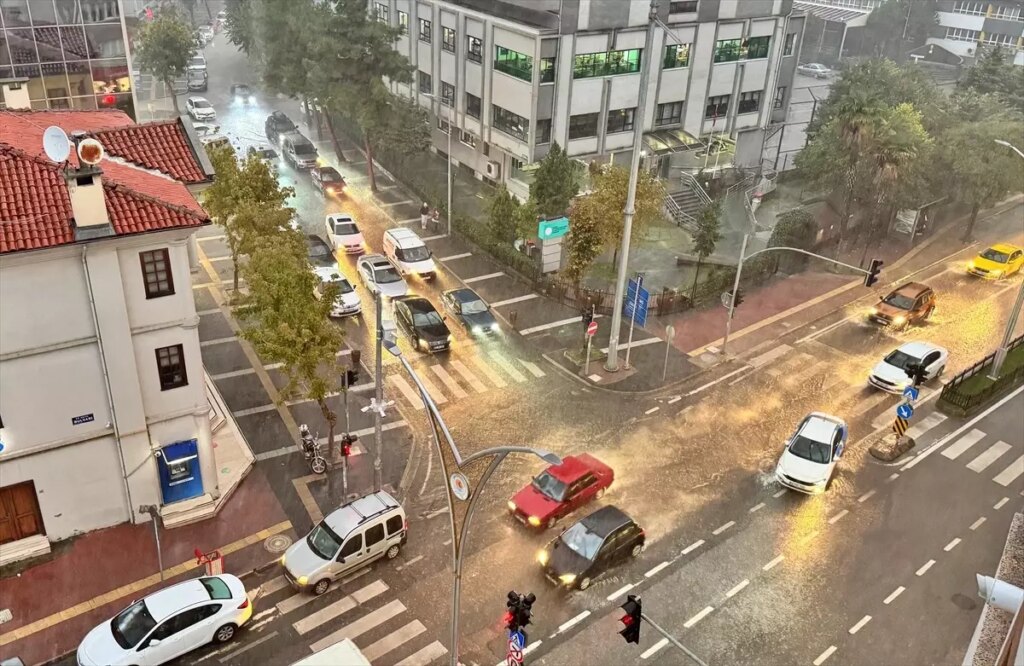 samsunda gok gurultulu saganak yasami olumsuz etkiledi CIRwFjp6.jpg