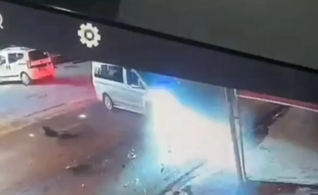 sapancada hafif ticari arac ile motosiklet carpisti 2 yarali hJvFDkHQ.jpg