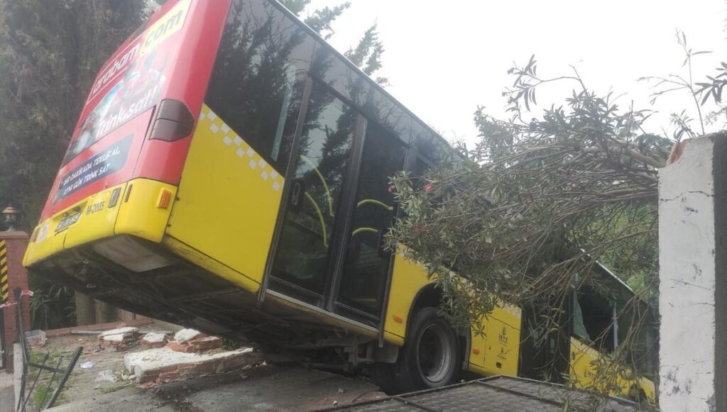 uskudarda iett otobusu kazasi bULvVNIS.jpg