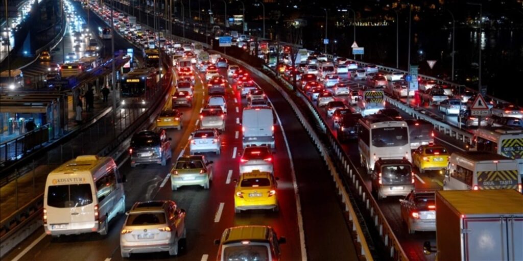 İstanbul’da harita kırmızıya büründü! Trafik yüzde 87’ye ulaştı