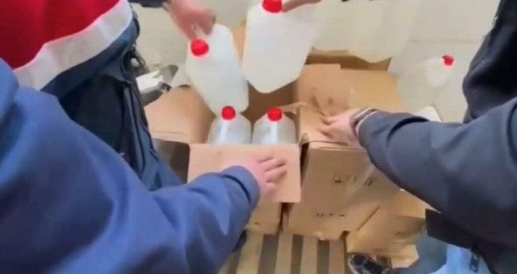 İzmir’de yılbaşı öncesi peş peşe operasyonlar: 3 bin 360 litre etil alkol ele geçirildi