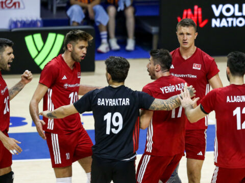 Harikasiniz filenin efeleri ukraynayi geriden gelerek devirdi erYrGvSE